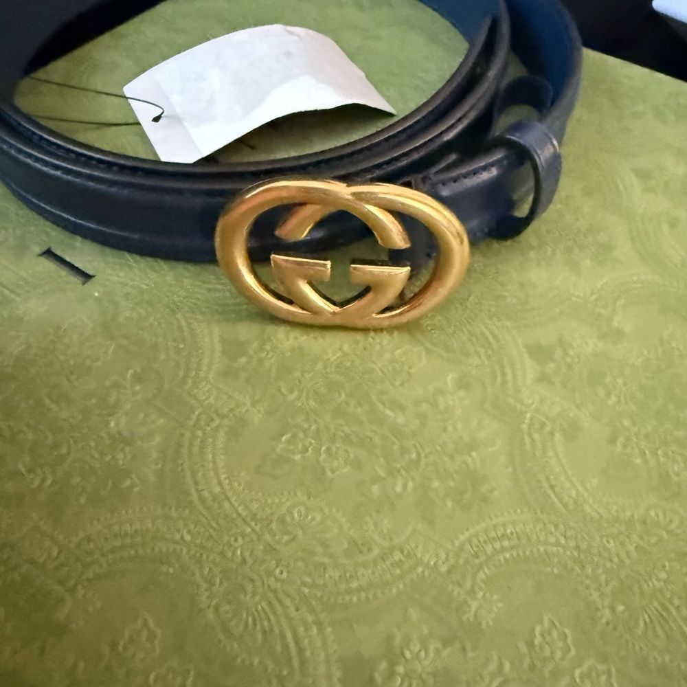 Brand new unisex Gucci Gold Buckle navy Leather Belt - Picture 2 of 9